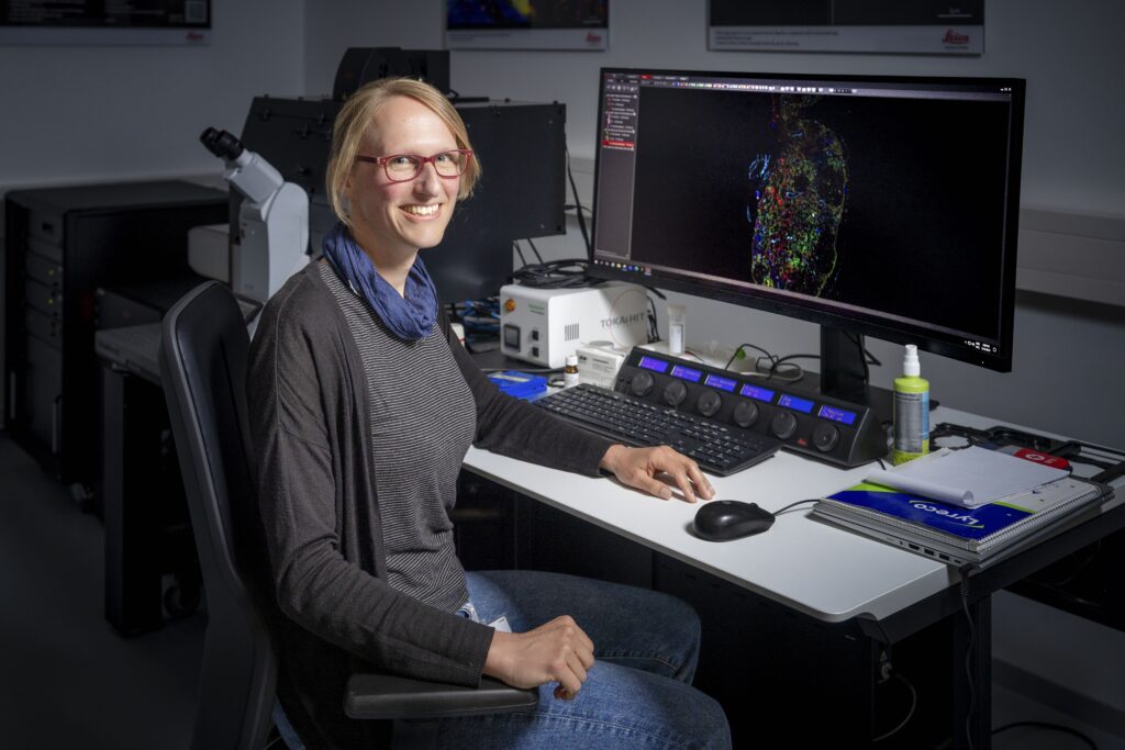 Sarah Hofmann operating the Leica STELLARIS STED. Credits: Stuart Ingham/EMBL Photolab 