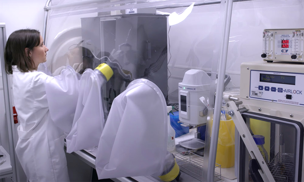 scientist working in EMBL Heidelberg core facilities 