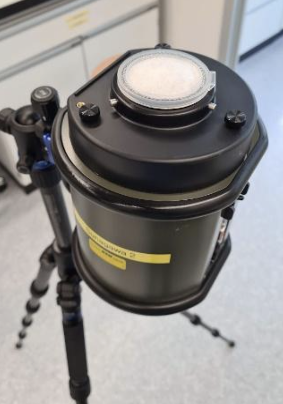 Then, the filter is placed on a sampling device. The device works like a vacuum cleaner that sucks in the air causing large particles in the air to get stuck on the filter. Dann wird der Filter auf ein Gerät zur Probenahme gesetzt. Dieses funktioniert ähnlich wie ein Staubsauger, der die Luft ansaugt, wodurch große Partikel in der Luft am Filter hängen bleiben.
