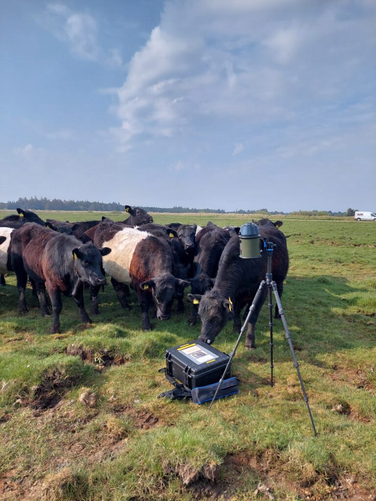 The device is set up on a tripod at each soil transect and left running for 4 hrs so that it can collect a lot of particles. Das Gerät wird dann an jedem Ort, an dem auch Bodenproben genommen werden, auf einem Stativ aufgestellt. Es wird 4 Stunden lang laufen gelassen, damit es große Mengen an Partikeln sammeln kann.