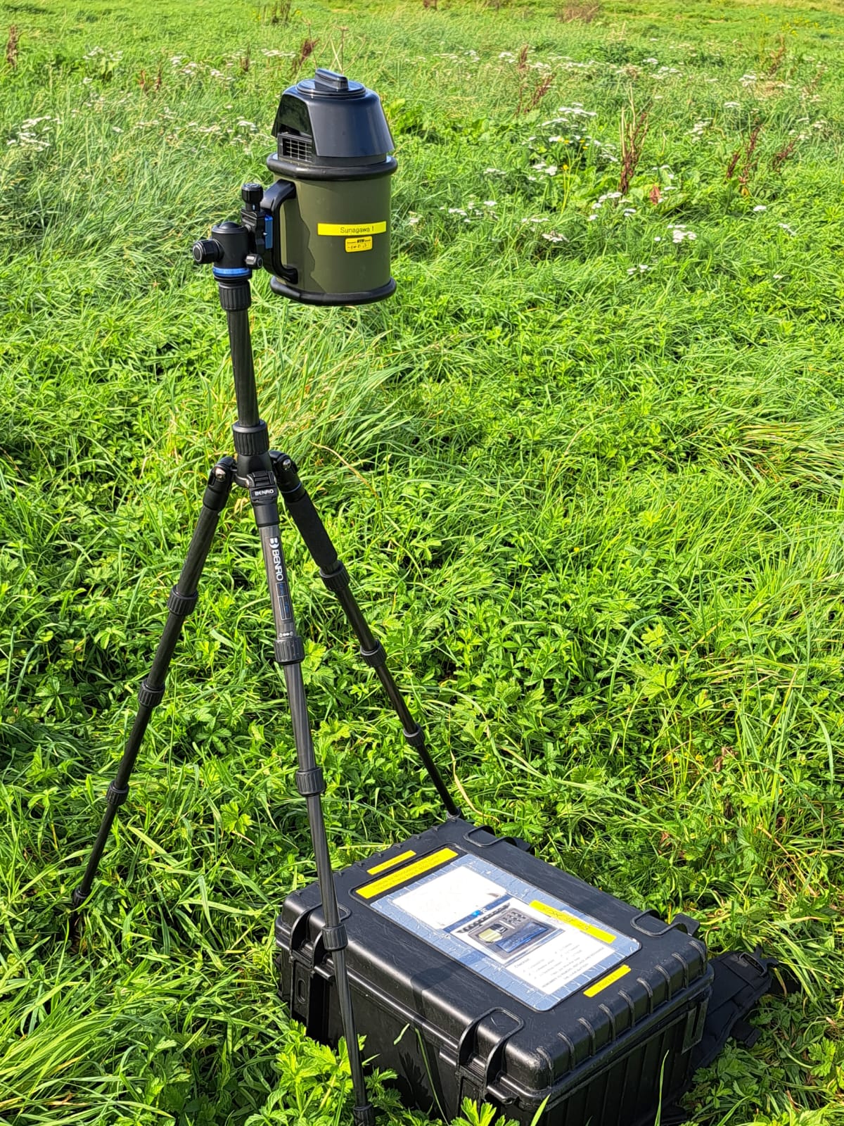 The device is set up on a tripod at each soil transect and left running for 4 hrs so that it can collect a lot of particles. Das Gerät wird dann an jedem Ort, an dem auch Bodenproben genommen werden, auf einem Stativ aufgestellt. Es wird 4 Stunden lang laufen gelassen, damit es große Mengen an Partikeln sammeln kann.