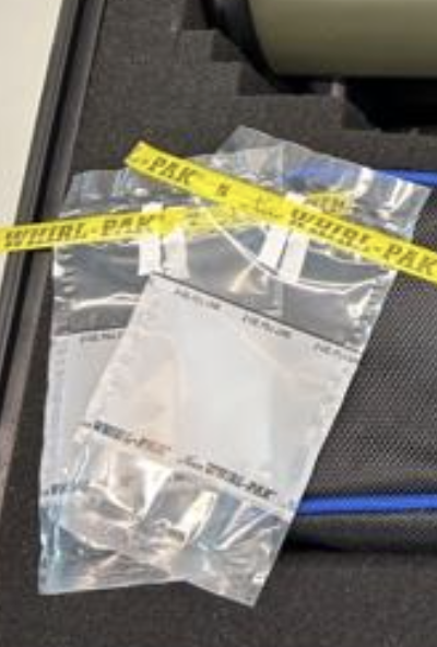 … and placed in a sterile bag like this. These bags are used to hold the filter so the sample doesn’t get contaminated during the transport to the lab. … und in einen sterilen Beutel verpackt. Diese Beutel verhindern, dass die Probe auf dem Weg zum Labor verunreinigt wird.