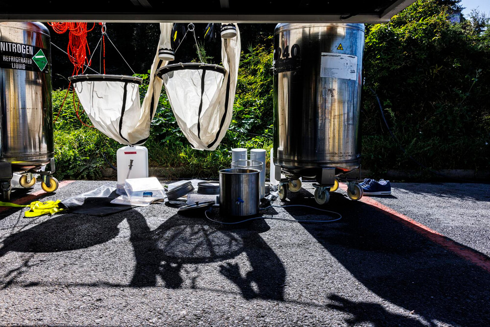 After sampling, the equipment is brought back to land, cleaned and left to dry to be ready for the next sampling round… Nach der Probenahme wird die Ausrüstung zurück an Land gebracht, gereinigt und getrocknet, um für den nächsten Einsatz bereit zu sein…