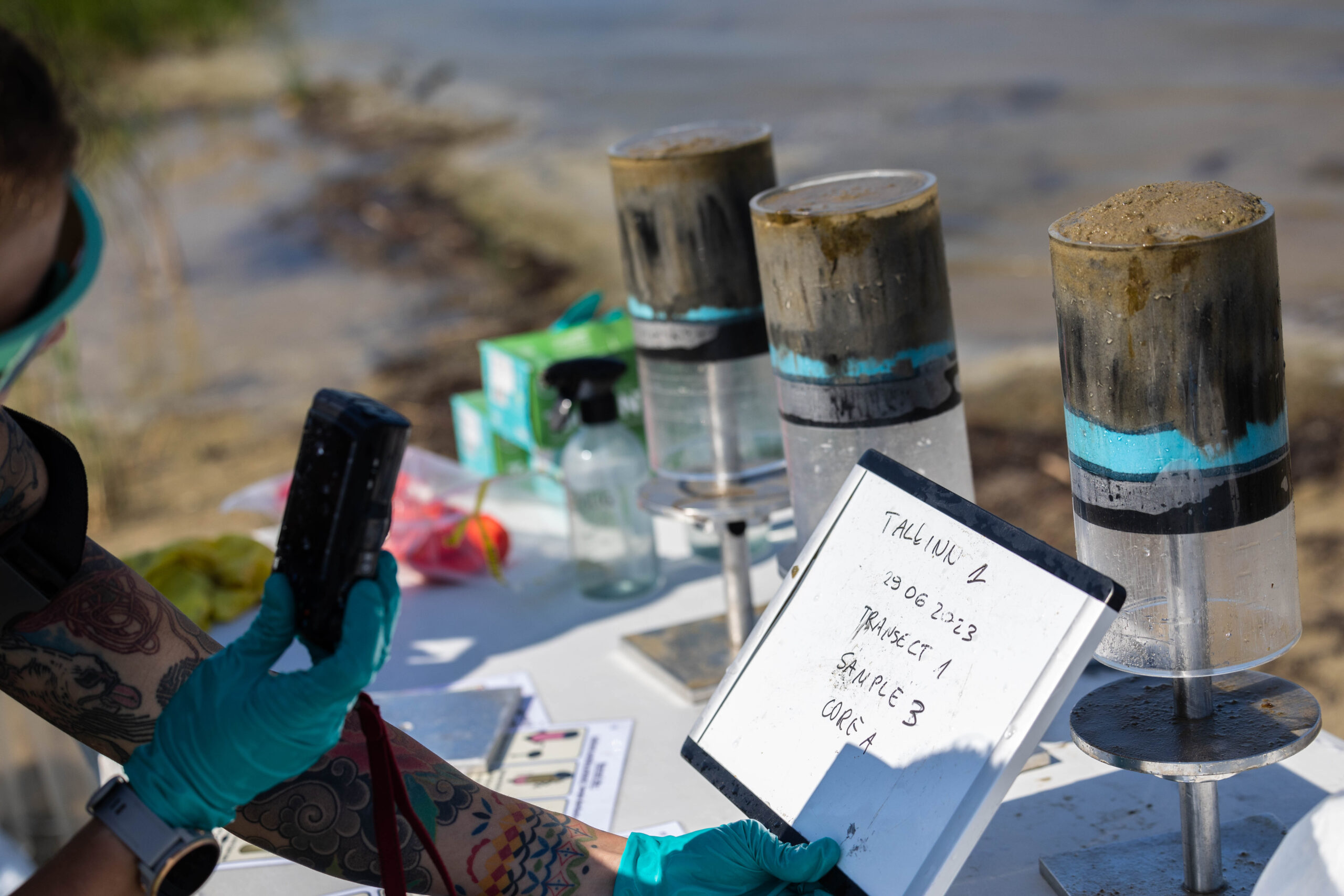 All samples are then documented. The documentation includes e.g. time, date, location, type of sample and so on. Then, the first 5 cm of the sediment are sampled using different tools. Alle Proben werden dann dokumentiert. Die Dokumentation umfasst z.B. Zeit, Datum, Ort, Art der Probe usw. Anschließend werden Proben der ersten 5 cm des Sediments mit verschiedenen Werkzeugen genommen.