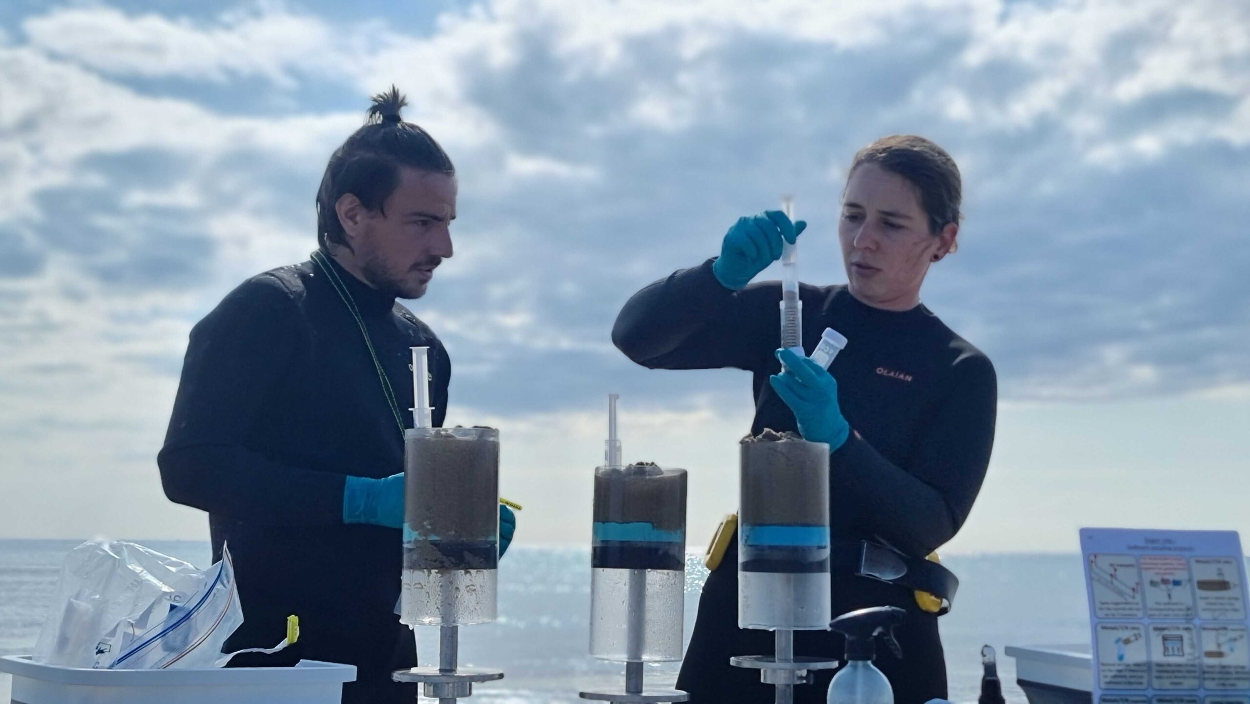 Sediment can be collected with different tools: Often used are sterile plastic syringes, wooden spatulas or inox metal spatulas. Subsamples are transferred into the prepared consumables and stored at the correct storage temperatures for following analysis. Die Sedimentproben können mit unterschiedlichen Werkzeugen genommen werden: Häufig werden sterile Kunststoffspritzen, Holzspatel oder Inox-Metallspatel verwendet. Die Teilproben werden dann in die vorbereiteten Verbrauchsmaterialien überführt und bei den richtigen Lagertemperaturen für die anschließenden Analysen gelagert.
