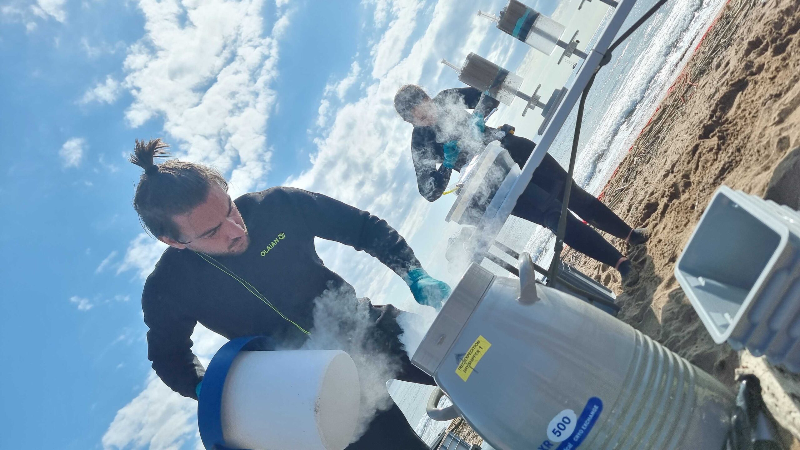 One of these storage temperatures is extremely cold: Liquid nitrogen with a temperature of -196 °C is used for long-term storage. The low temperature inhibits most biological and chemical activity so that the samples remain stable for a long time. Eine dieser Lagertemperaturen ist extrem kalt: Flüssiger Stickstoff mit einer Temperatur von -196 °C wird für die Langzeitlagerung der Proben verwendet. Die niedrige Temperatur hemmt die meisten biologischen und chemischen Aktivitäten, so dass die Proben lange Zeit stabil bleiben.