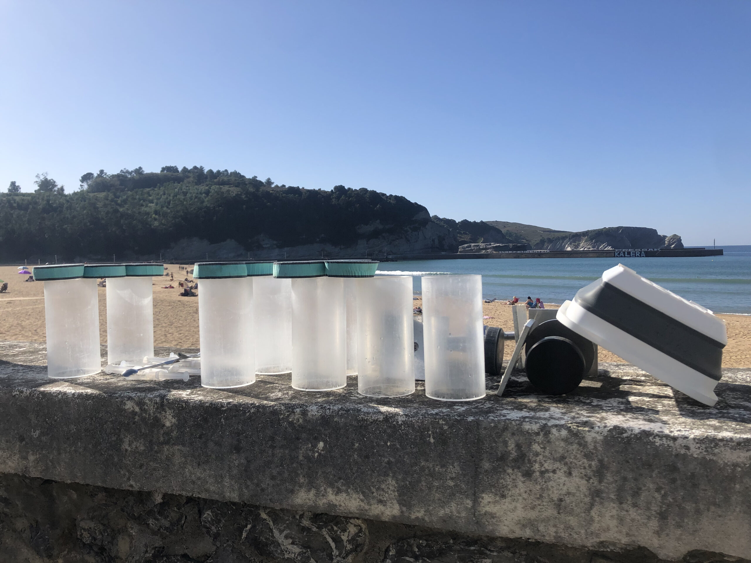 Other important sampling equipment includes plastic tubes called sediment cores, rubber stoppers and metal trays. Weitere wichtige Ausrüstungsgegenstände sind Plastikrohre, die man auch Sedimentkerne nennt, Gummistopfen und Metallpodeste.