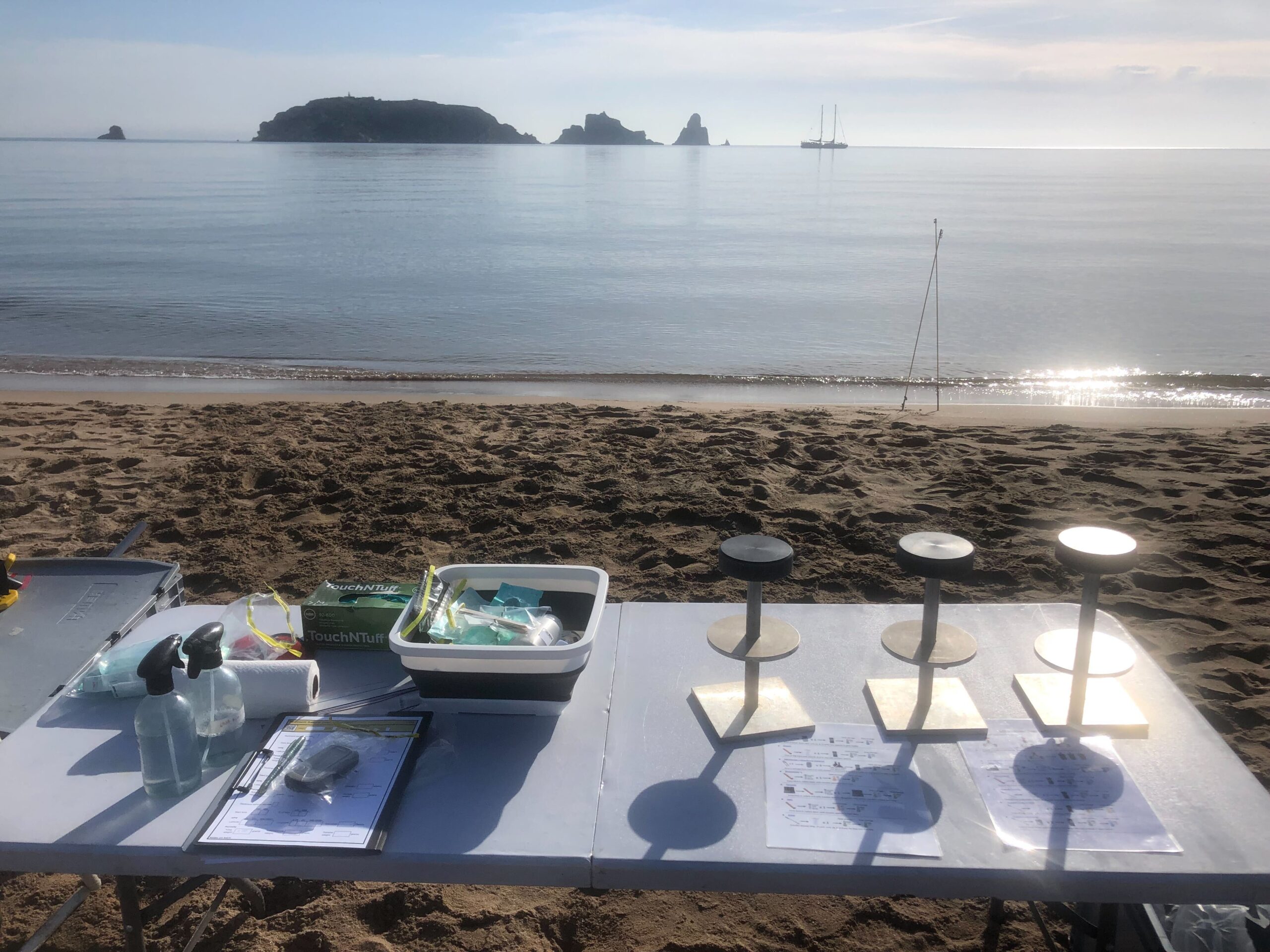Once at the sampling site, all sampling material is laid out on a table together with additional material like cleaning solutions, gloves, log sheets, camera and GPS device. Am Ort der Probenahme angekommen, wird das gesamte Material zusammen mit weiteren Materialien wie Reinigungslösungen, Handschuhen, Protokollblättern, Kameras und GPS-Geräten auf einem Tisch ausgebreitet.
