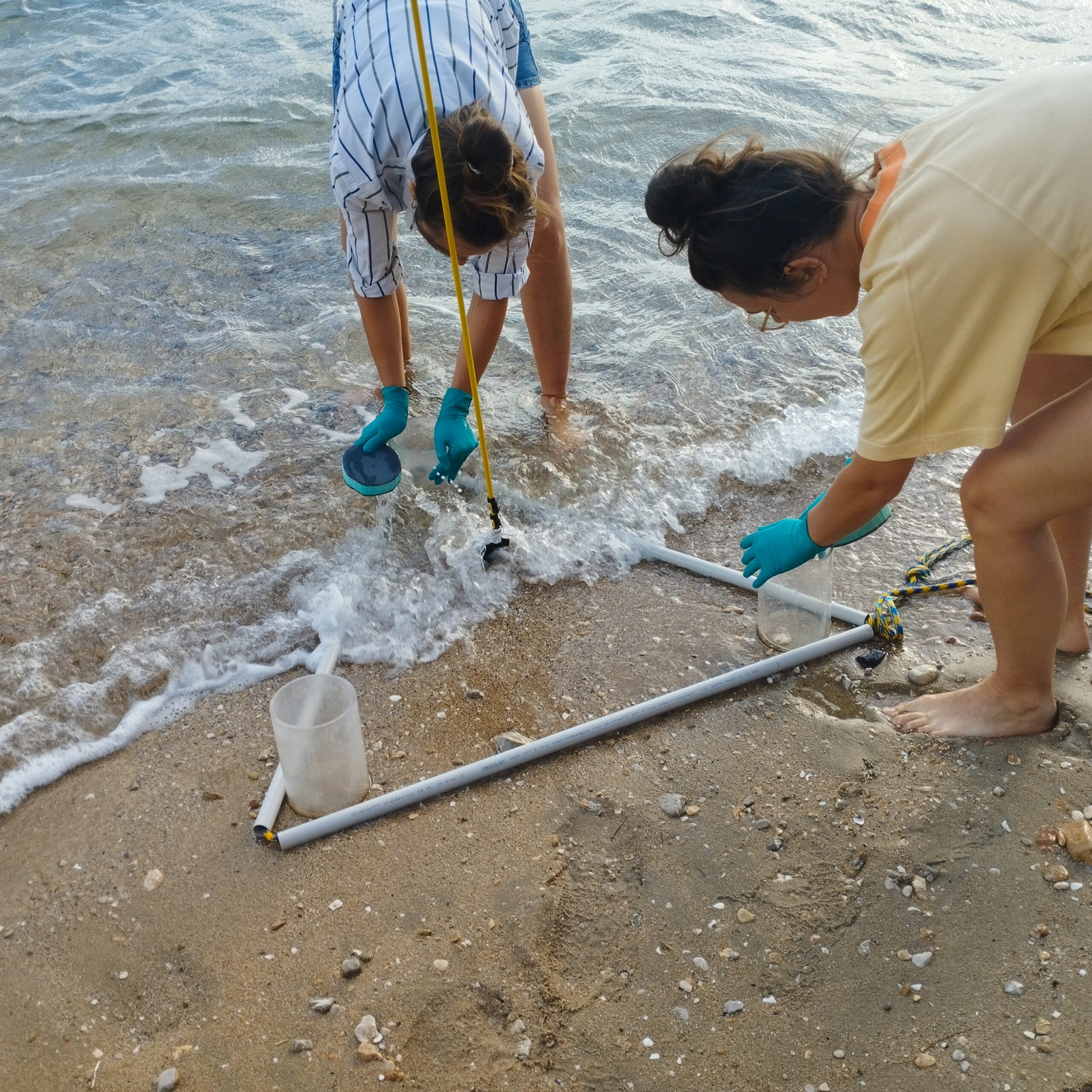 Once arrived at the sampling location, the exact sampling spot is determined using a sampling triangle. This is an equidistant triangle with 1m side lengths that marks the three points of core collection in the corners. Yellow poles mark the point of sampling and help with the placement of the sampling triangle. Am Ort der Probenahme angekommen, wird zunächst die genaue Entnahmestelle mit Hilfe eines Entnahmedreiecks bestimmt. Dabei handelt es sich um ein gleichseitiges Dreieck mit einer Seitenlänge von 1 m, das in den Ecken die drei Punkte der Probenahme markiert. Gelbe Stangen markieren den Ort der Probenahme und helfen bei der Platzierung des Entnahmedreiecks.