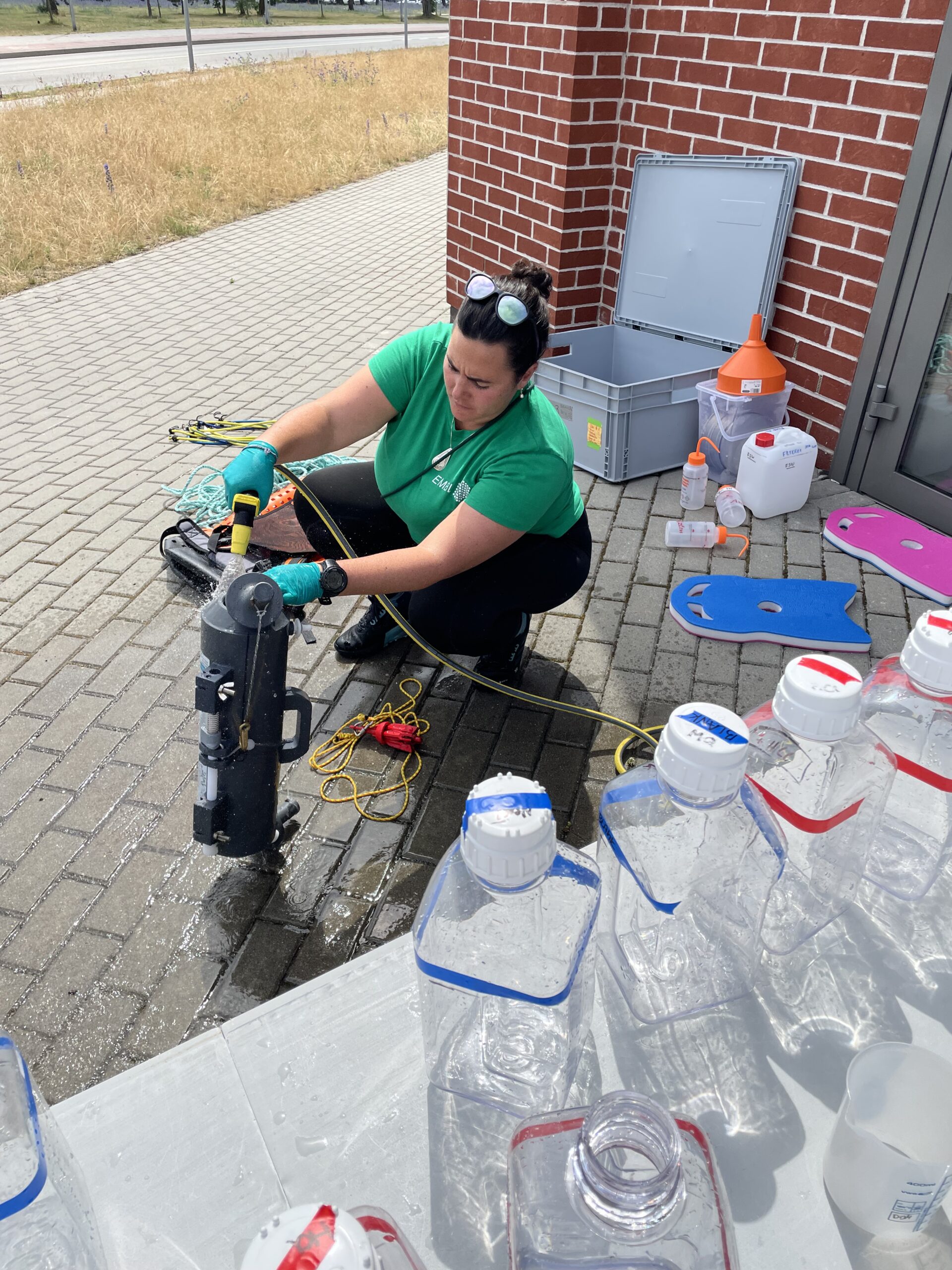 After the water samples are collected, they are size-fractionated for further analysis, meaning that they are filtered through different sized sieves resulting in so-called “fractions”: Filtered water containing organisms and debris of a specific size. Fractions of interest often include plankton like algae, bacteria and viruses. These fractionated water samples are then stored for later analyses at specific temperatures. Nachdem die Wasserproben entnommen wurden, werden sie für weitere Analysen fraktioniert, d.h. sie werden durch Siebe mit unterschiedlichen Maschengrößen gefiltert. Das Ergebnis sind sogenannte “Fraktionen”: Gefiltertes Wasser, das Organismen und Verunreinigungen einer bestimmten Größe enthält. Fraktionen von Interesse beinhalten häufig Plankton wie Algen, Bakterien und Viren. Diese fraktionierten Wasserproben werden dann für spätere Analysen bei bestimmten Temperaturen gelagert.