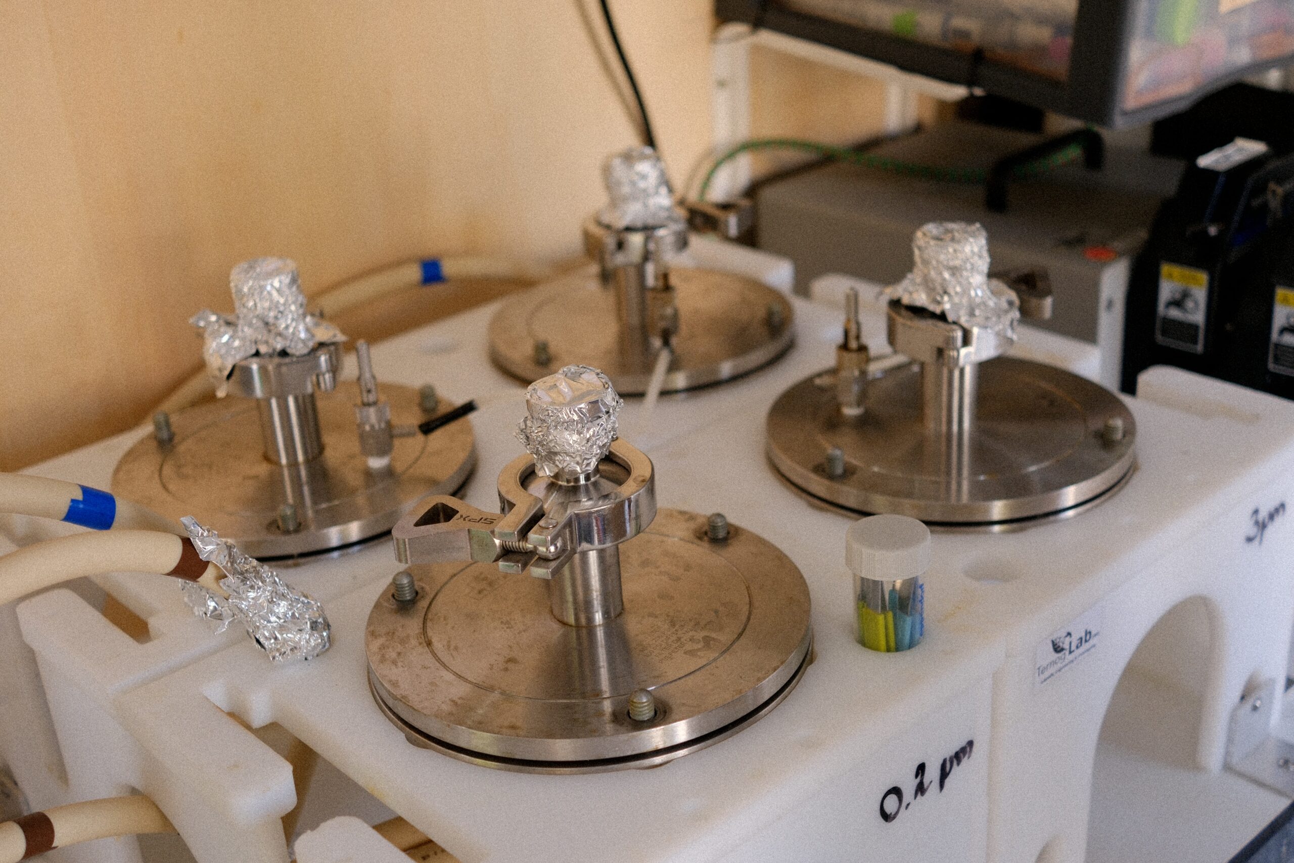Many of the water samples are also prepared for sequencing and metabolomic-analysis. So-called tripods are used for this purpose. Viele der Wasserproben werden auch für die Sequenzierung und Metabolomanalyse vorbereitet. Hierzu werden sogenannte Tripods genutzt.