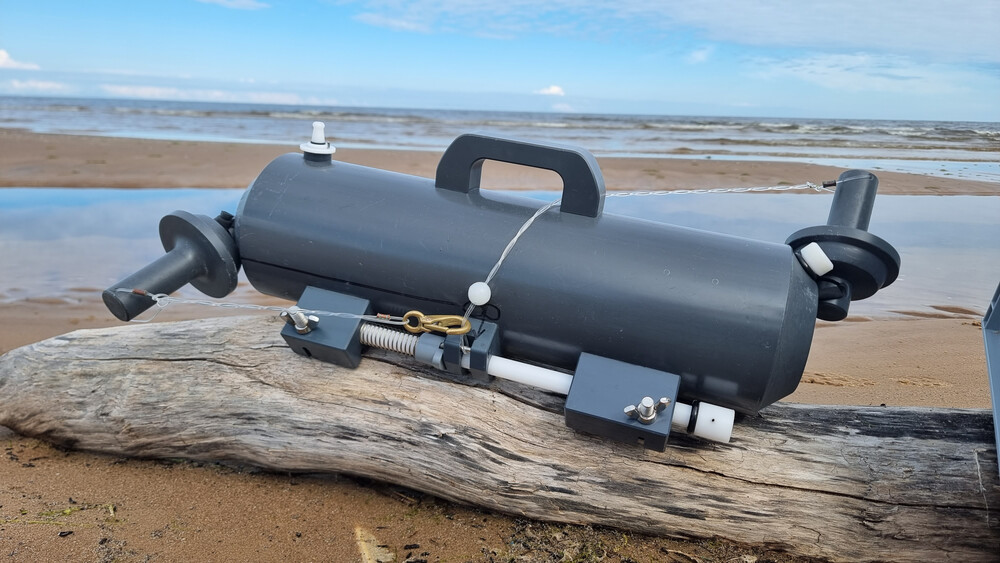 The Niskin bottle is one of the most important parts of the sampling equipment. A Niskin bottle is a tube that can be opened at both ends to collect water. To collect a sample, the bottle is lowered into the water until it reaches the desired depth and then closed by a trigger that can be steered from the surface. By doing so, the scientists make sure that the collected sample does not mix with water from other depths when brought back to the surface. When working on the open ocean, many Niskin bottles are often arranged as a so-called rosette, whereby the CTD is directly attached to it. For shallow water collection, the scientists used individual bottles as they are easier to carry and to lower by hand. Die Niskin-Flasche ist eines der wichtigsten Teile der Ausrüstung für die Entnahme von Wasserproben. Eine Niskin-Flasche ist ein Rohr, das an beiden Enden geöffnet werden kann, um Wasser zu sammeln. Um eine Probe zu entnehmen, wird die Flasche bis zur gewünschten Tiefe ins Wasser gesenkt und dann mit einem von der Oberfläche aus steuerbaren Auslöser verschlossen. So stellen die WissenschaftlerInnen sicher, dass sich die gesammelte Probe nicht mit Wasser aus anderen Tiefen vermischt, wenn sie wieder an die Oberfläche gebracht wird. Bei der Entnahme von Wasserproben auf dem offenen Meer sind oft viele Niskin-Flaschen als sogenannte Rosette angeordnet, an der der CTD-Sensor direkt befestigt ist. Wenn Wasserproben im flachen Wasser gesammelt werden, verwenden WissenschaftlerInnen einzelne Flaschen, da diese leichter zu tragen und von Hand ins Wasser zu tauchen sind.