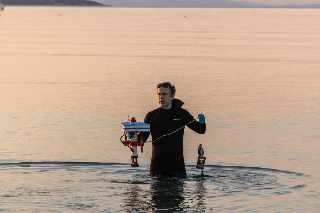 When collecting shallow water, the CTD is not attached to the Niskin bottles but brought and released by hand at the sampling site. Bei der Entnahme von Proben im flachen Wasser wird der CTD-Sensor nicht an den Niskin-Flaschen befestigt, sondern von Hand an die Probenahmestelle gebracht und dort angebracht.