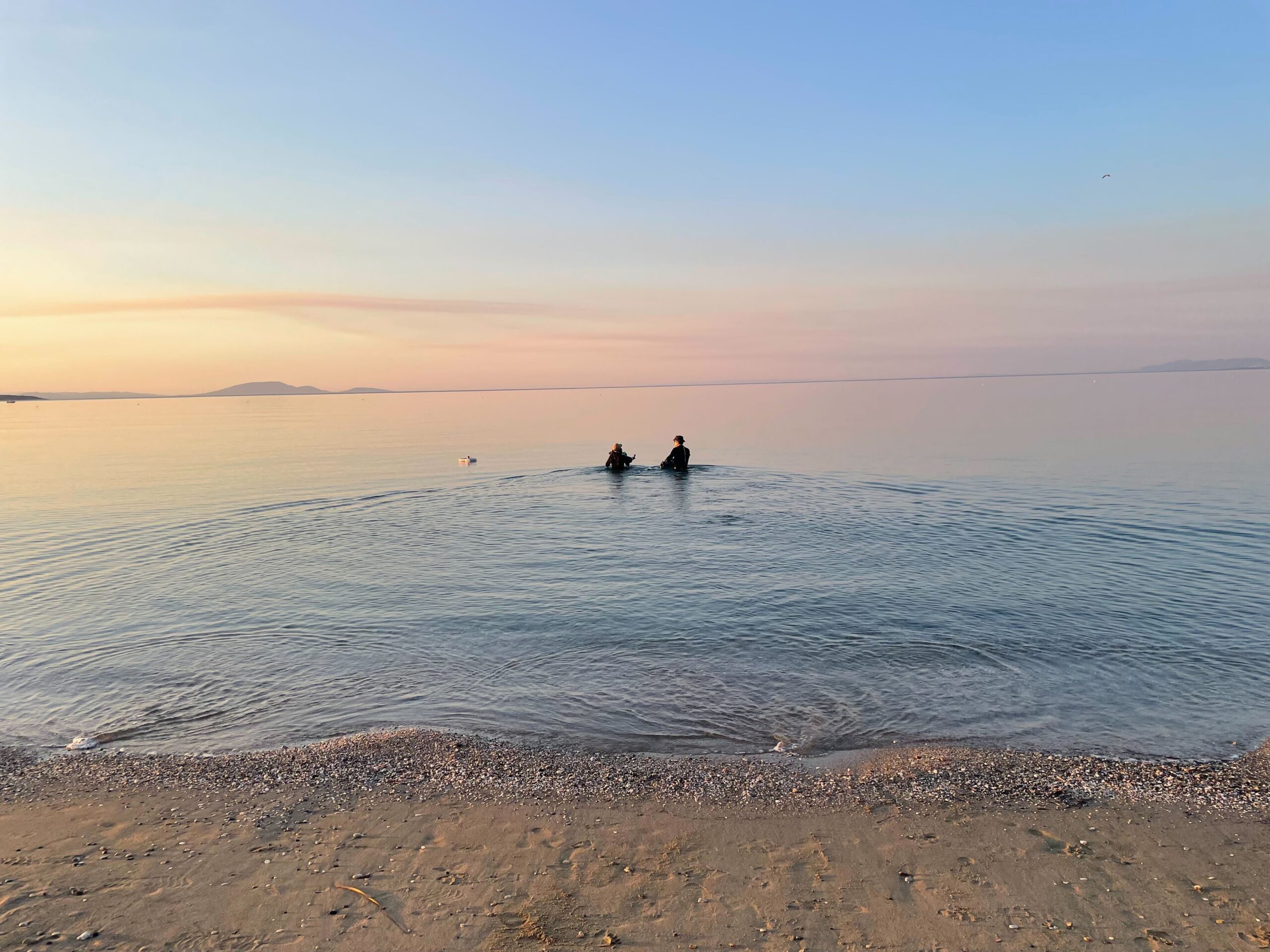 Then, the scientists make their way to the sampling site with the Niskin Bottles and take samples in waist-high water. Dann machen sich die WissenschaftlerInnen mit den Niskin-Flaschen auf den Weg zur Probenahmestelle und nehmen im hüfthohen Wasser Proben.