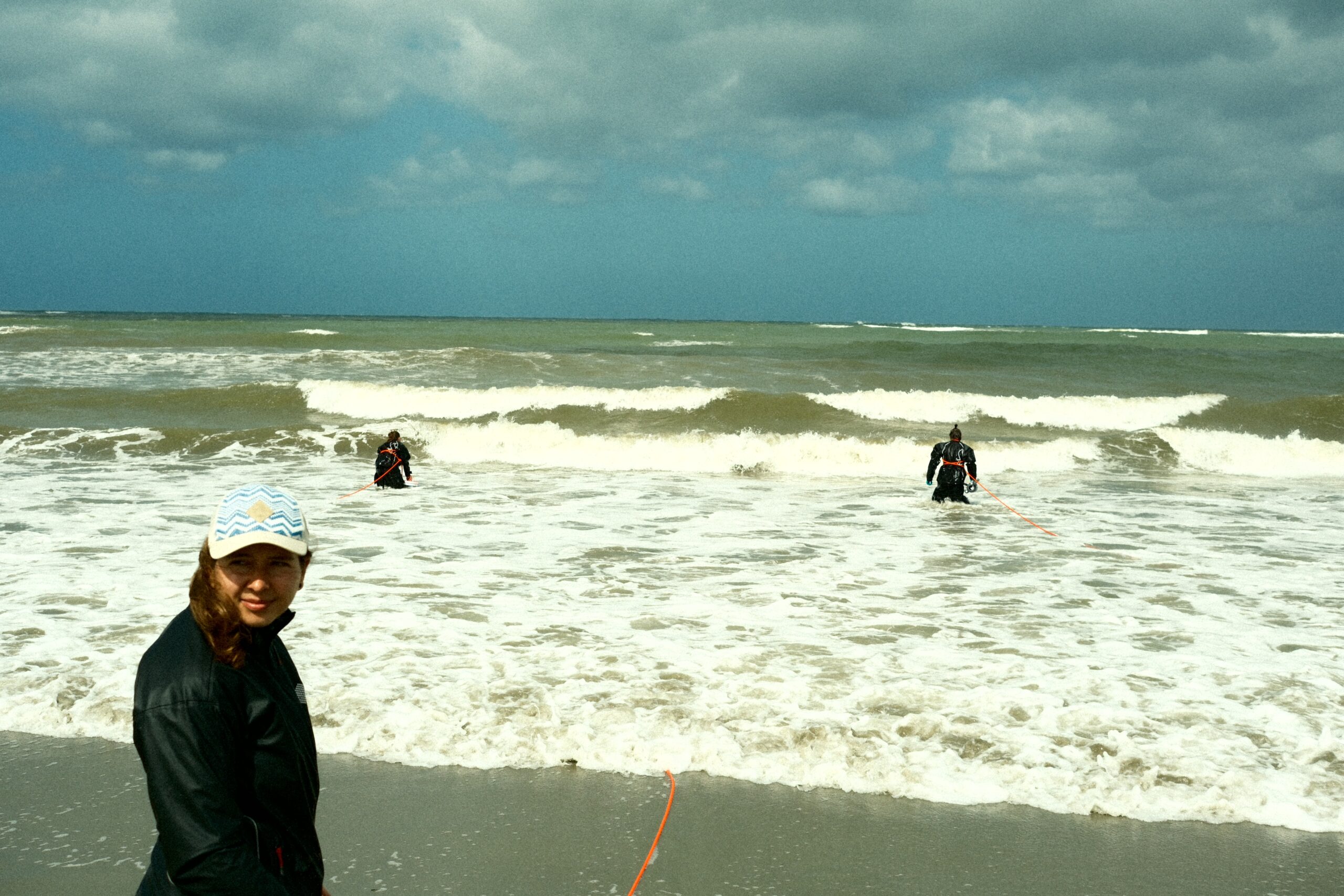 In more dangerous sampling conditions - e.g. high waves or turbid water - the scientists use a bright red security rope to ensure their security. This is also true for other sampling methods in the water like for sediment sampling. Bei gefährlichen Probenahmebedingungen - z.B. bei hohem Wellengang oder trübem Wasser - verwenden die WissenschafterInnen ein leuchtend rotes Sicherheitsseil, um ihre Sicherheit zu gewährleisten. Dies gilt auch für andere Probenahmemethoden im Wasser wie z.B. für die Entnahme von Sedimentproben.