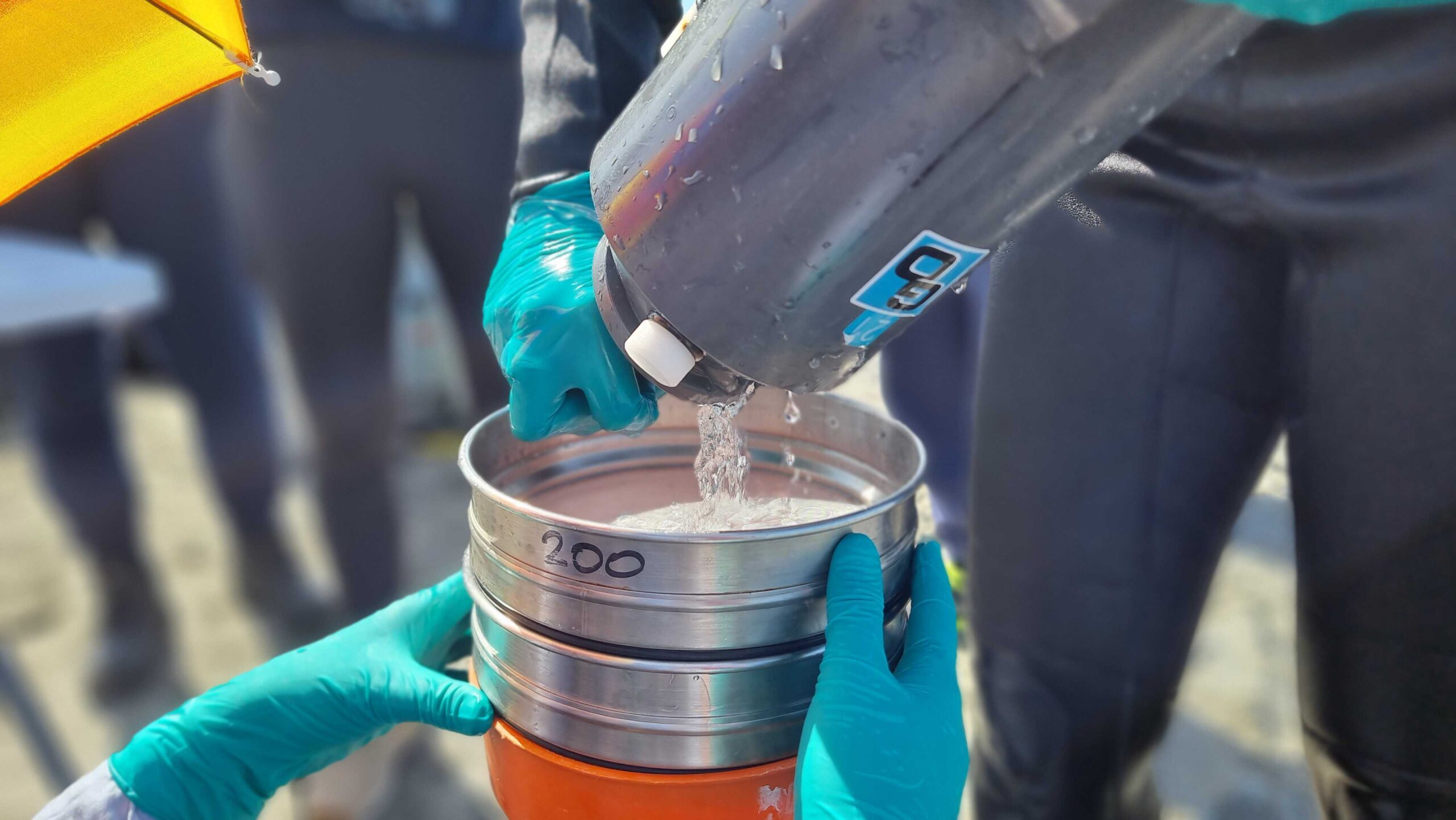 After the water samples are collected, they are size-fractionated for further analysis, meaning that they are filtered through different sized sieves resulting in so-called “fractions”: Filtered water containing organisms and debris of a specific size. Fractions of interest often include plankton like algae, bacteria and viruses. These fractionated water samples are then stored for later analyses at specific temperatures. Nachdem die Wasserproben entnommen wurden, werden sie für weitere Analysen fraktioniert, d.h. sie werden durch Siebe mit unterschiedlichen Maschengrößen gefiltert. Das Ergebnis sind sogenannte “Fraktionen”: Gefiltertes Wasser, das Organismen und Verunreinigungen einer bestimmten Größe enthält. Fraktionen von Interesse beinhalten häufig Plankton wie Algen, Bakterien und Viren. Diese fraktionierten Wasserproben werden dann für spätere Analysen bei bestimmten Temperaturen gelagert.
