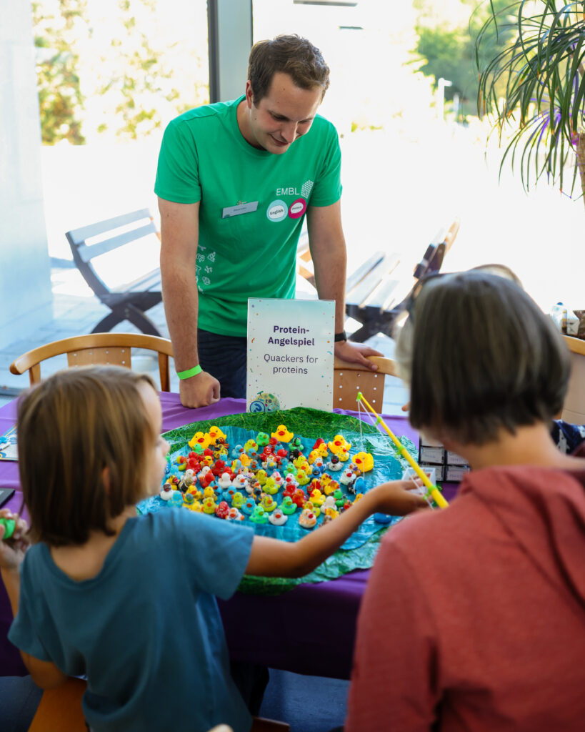 Zwei Kinder spielen ein Angelspiel.