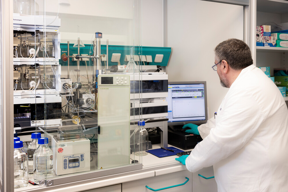 Chemical Biology Core Facility – Small molecules play essential roles in  many areas of basic research and are often used to address important  biological questions.