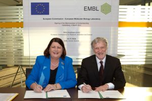 Máire Geoghegan-Quinn, European Commissioner for Research, Innovation and Science, and Iain Mattaj, Director-General of EMBL, signing the Memorandum of Understanding.
