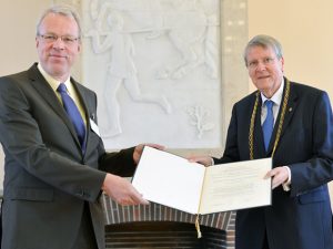 Matthias Wilmanns receives his membership certificate