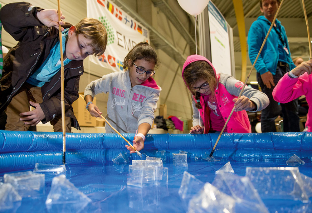 Fishing for crystals at DESY Day at Hamburg's Night of Science on 7 November. PHOTO: DESY