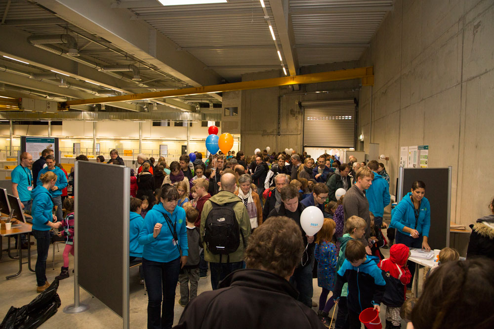 Over 18000 people visited the DESY campus on 7 November 2015 for the Night of Science. PHOTO: EMBL/Rosemary Wilson