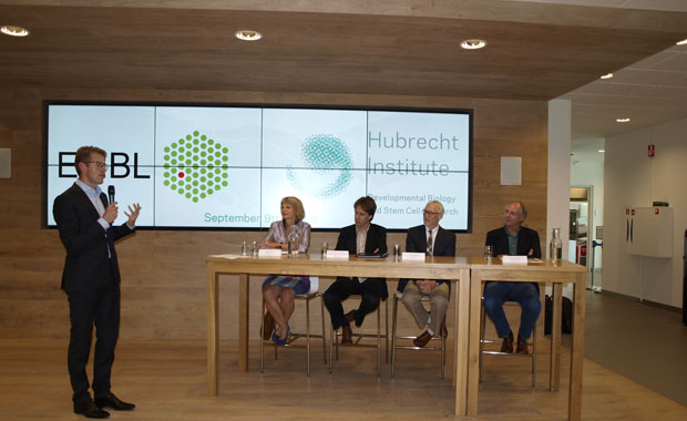 At the signing ceremony, Sander Dekker, the Dutch State Secretary for Education, Culture and Science, moderated a discussion with President of the Dutch Royal Academy of Arts and Sciences José van Dijck, Hubrecht Institute Director Alexander van Oudenaarden, EMBL Director General Iain Mattaj and Hans Clevers, Director of Research at the Princess Maxima Center for pediatric oncology and Principal Investigator at the Hubrecht Institute. PHOTO: Elroy Heijgen/Hubrecht Institute