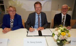 Theresia Bauer, minister of research of the federal state of Baden-Württemberg, Dr. Georg Schütte, state secretary in the Federal Ministry of Education and Research, and EMBL Director General Iain Mattaj sign the letter of intent. PHOTO: Marietta Schupp/EMBL Photolab