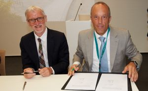 Iain Mattaj and Christoph Boehringer, chairman of the non-profit Boehringer Ingelheim Foundation, signing the letter of intent. PHOTO: Marietta Schupp/EMBL Photolab