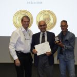 Lennart Philipson Award winner Raffaele de Francesco (centre) receives his prize from Gareth Griffiths (left) and fellow alumnus Alfredo Nicosia (right). PHOTO: Photolab /EMBL