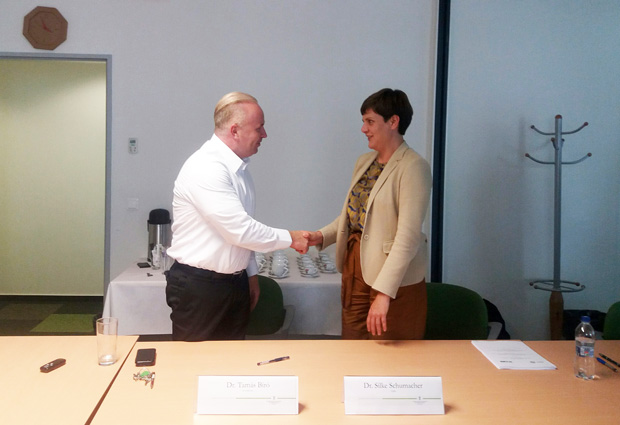 Silke Schumacher, EMBL Director of International Relations, and Tamás Bíró, HCEMM Director General, at the signing of the Partnership Agreement. PHOTO: NRDI Office, Hungary
