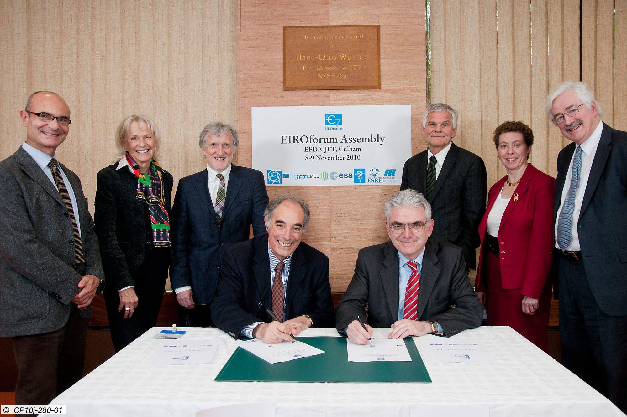 Signing the declaration of accession to the EIROforum: Massimo Altarelli, Chairman of the XFEL Management Board (left) and Francesco Romanelli, Chairman of the EIROforum (right). In the back (left to right): Francesco Sette (ESRF), Felicitas Pauss (CERN), Iain Mattaj (EMBL), Richard Wagner (ILL), Rowena Sirey (ESO) and David Southwood (ESA)