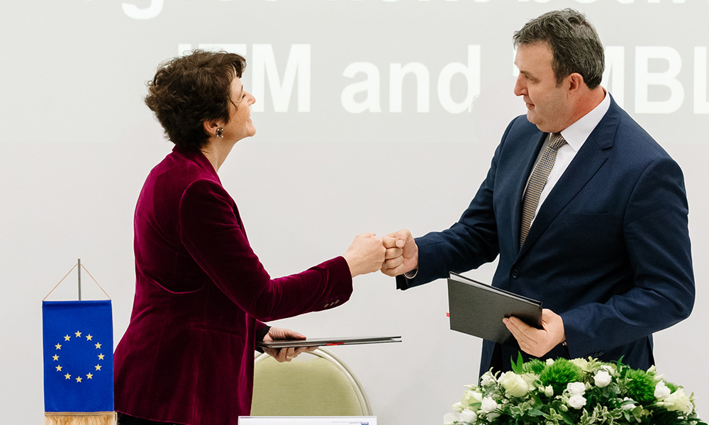EMBL Director General Edith Heard shakes hands with Minister for Innovation and Technology, Prof Dr László Palkovics