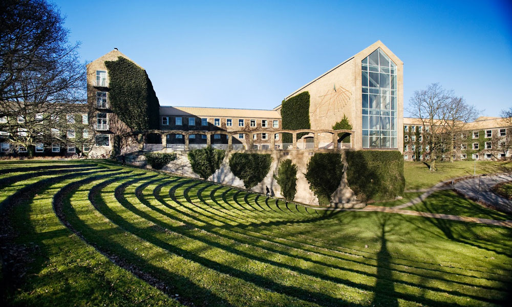 A photo of the campus of the Aarhus University buildings and green lawn.