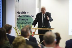 Baden-Württemberg’s State Premier Winfried Kretschmann speaking in front of an audience