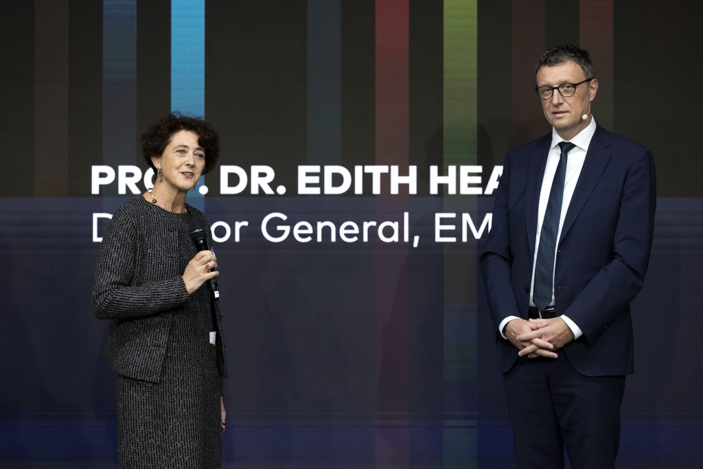 EMBL DG Edith Heard and Max Planck Society´s president Prof. Patrick Cramer are standing on an awarding stage together