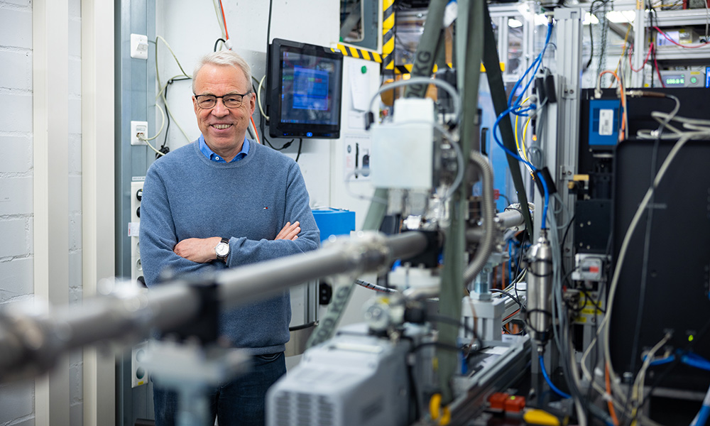 Photo of Matthias Wilmanns at the EMBL Hamburg beamline P14.