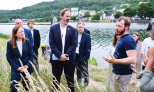 AN EMBL staff explains the nature of TREC´s samling in the field to a group of visitors, including Luxembourg’s Minister for Research and Higher Education, Stéphanie Obertin