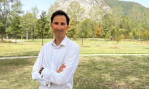 Picture of Pierre Chazelas, newly appointed Head of Administration at EMBL Grenoble, crossing his arms, in front of a mountain.