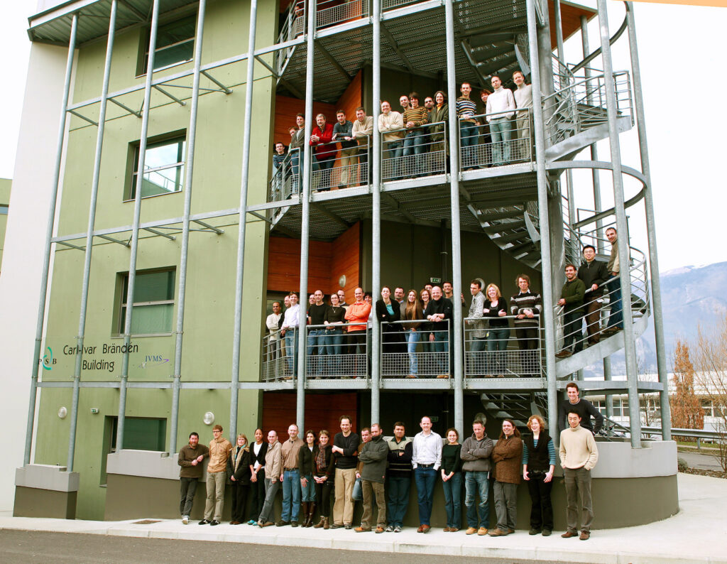 Stephen Cusack poses in a group picture together with the EMBL Grenoble team in 2008.